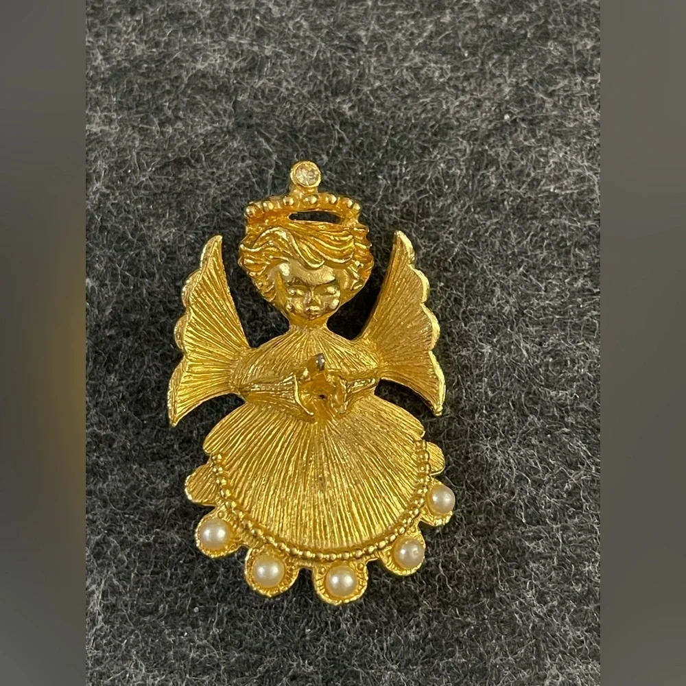 Vintage Medium size angel brooch - Picture 1 of 2